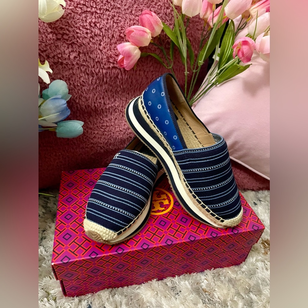 🌷Brand new Tory Burch Daisy Stripe 
SHIBORI STRIPE/ SHIBORI DOT, Size 5.5M
